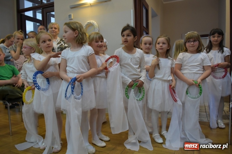 Zdjęcie w galerii na portalu naszraciborz.pl: Kolorowy zawrót głowy – przedszkolaki na przeglądzie w Tworkowie [FOTO i WIDEO] wiadomości z regionu