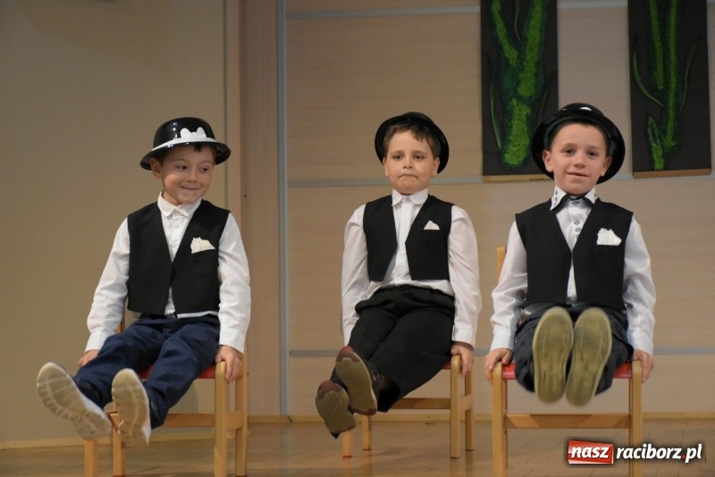 Zdjęcie w galerii na portalu naszraciborz.pl: Kolorowy zawrót głowy – przedszkolaki na przeglądzie w Tworkowie [FOTO i WIDEO] wiadomości z regionu