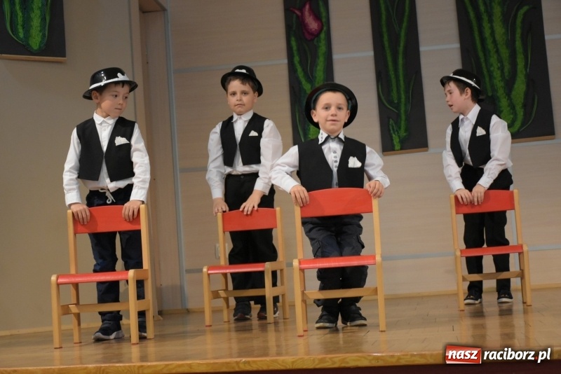 Zdjęcie w galerii na portalu naszraciborz.pl: Kolorowy zawrót głowy – przedszkolaki na przeglądzie w Tworkowie [FOTO i WIDEO] wiadomości z regionu