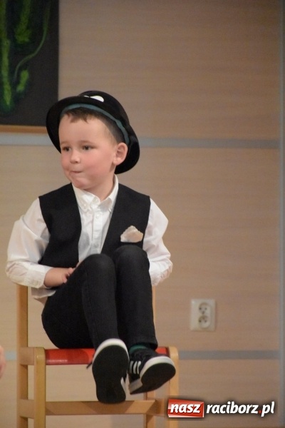 Zdjęcie w galerii na portalu naszraciborz.pl: Kolorowy zawrót głowy – przedszkolaki na przeglądzie w Tworkowie [FOTO i WIDEO] wiadomości z regionu