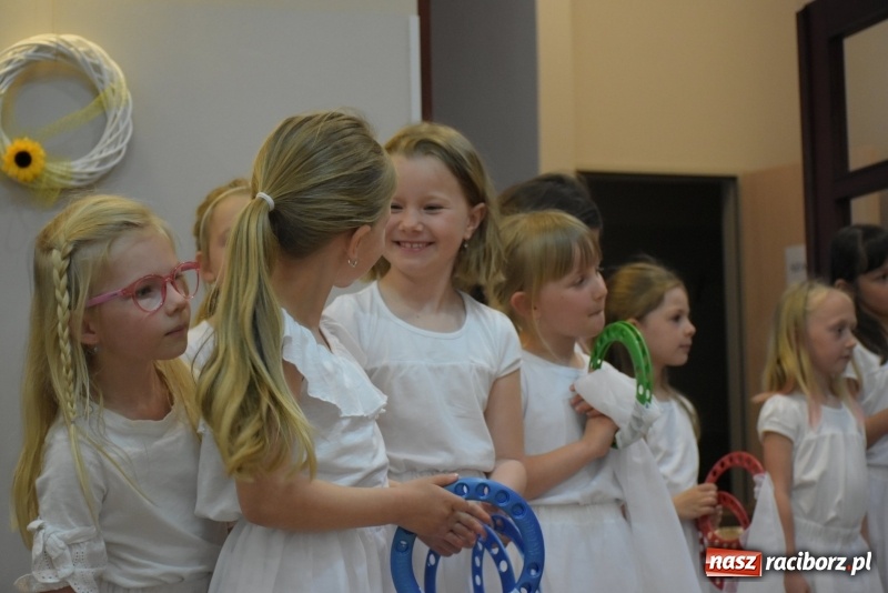 Zdjęcie w galerii na portalu naszraciborz.pl: Kolorowy zawrót głowy – przedszkolaki na przeglądzie w Tworkowie [FOTO i WIDEO] wiadomości z regionu
