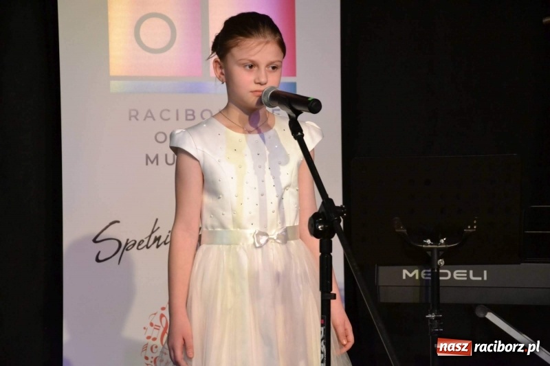 Zdjęcie w galerii na portalu naszraciborz.pl: Młodzi muzycy koncertowali w dawnej siedzibie Piastów wiadomości z regionu