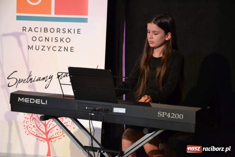 Zdjęcie w galerii na portalu naszraciborz.pl: Młodzi muzycy koncertowali w dawnej siedzibie Piastów wiadomości z regionu