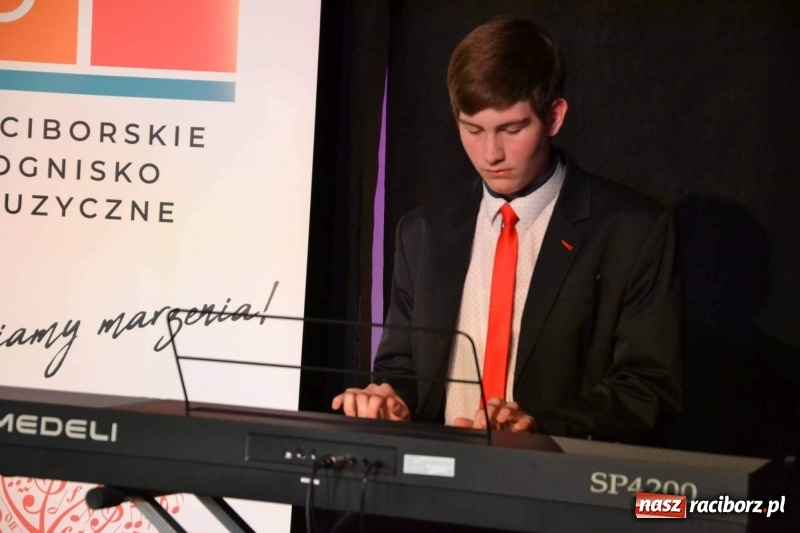 Zdjęcie w galerii na portalu naszraciborz.pl: Młodzi muzycy koncertowali w dawnej siedzibie Piastów wiadomości z regionu