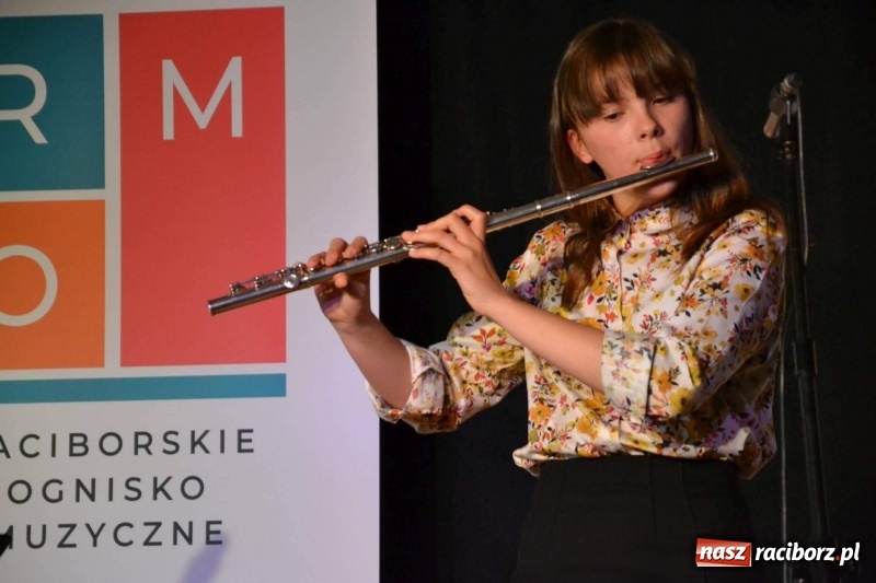 Zdjęcie w galerii na portalu naszraciborz.pl: Młodzi muzycy koncertowali w dawnej siedzibie Piastów wiadomości z regionu