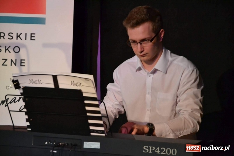 Zdjęcie w galerii na portalu naszraciborz.pl: Młodzi muzycy koncertowali w dawnej siedzibie Piastów wiadomości z regionu