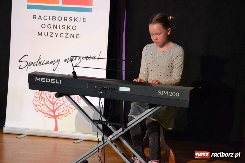 Zdjęcie w galerii na portalu naszraciborz.pl: Młodzi muzycy koncertowali w dawnej siedzibie Piastów wiadomości z regionu