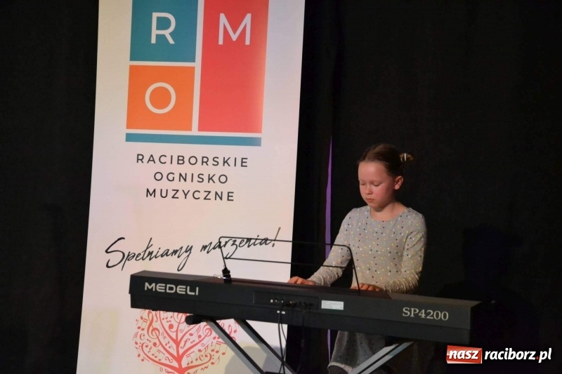 Zdjęcie w galerii na portalu naszraciborz.pl: Młodzi muzycy koncertowali w dawnej siedzibie Piastów wiadomości z regionu