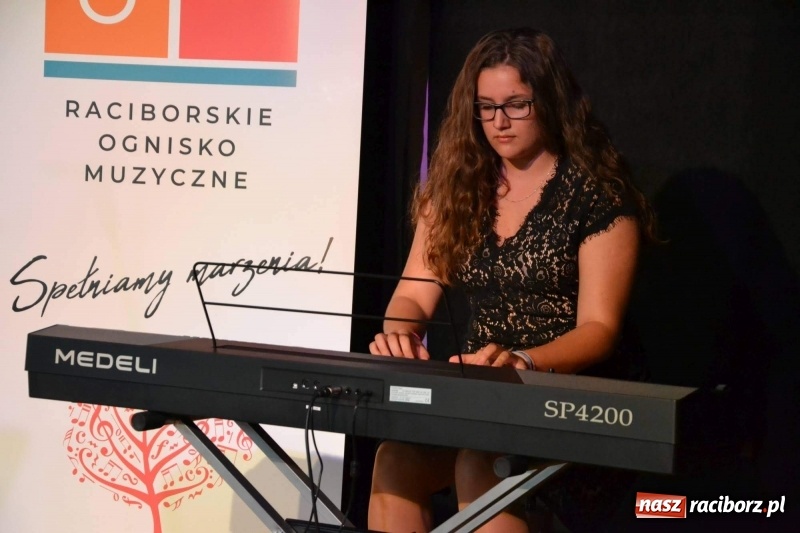 Zdjęcie w galerii na portalu naszraciborz.pl: Młodzi muzycy koncertowali w dawnej siedzibie Piastów wiadomości z regionu