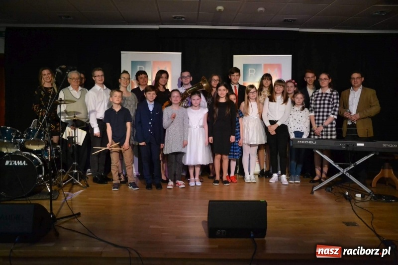 Zdjęcie w galerii na portalu naszraciborz.pl: Młodzi muzycy koncertowali w dawnej siedzibie Piastów wiadomości z regionu