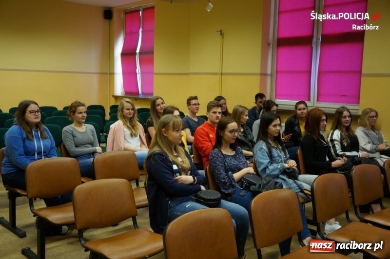 Zdjęcie w galerii na portalu naszraciborz.pl: O handlu ludźmi i zagrożeniach terrorystycznych. Policyjna pogadanka w CKZiU numer 1 wiadomości z regionu
