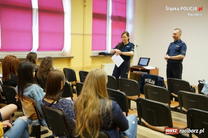 Zdjęcie w galerii na portalu naszraciborz.pl: O handlu ludźmi i zagrożeniach terrorystycznych. Policyjna pogadanka w CKZiU numer 1 wiadomości z regionu