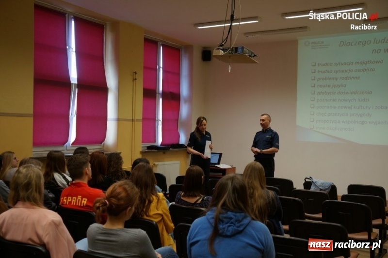 Zdjęcie w galerii na portalu naszraciborz.pl: O handlu ludźmi i zagrożeniach terrorystycznych. Policyjna pogadanka w CKZiU numer 1 wiadomości z regionu