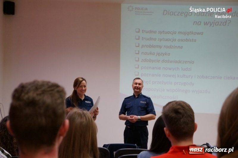 Zdjęcie w galerii na portalu naszraciborz.pl: O handlu ludźmi i zagrożeniach terrorystycznych. Policyjna pogadanka w CKZiU numer 1 wiadomości z regionu