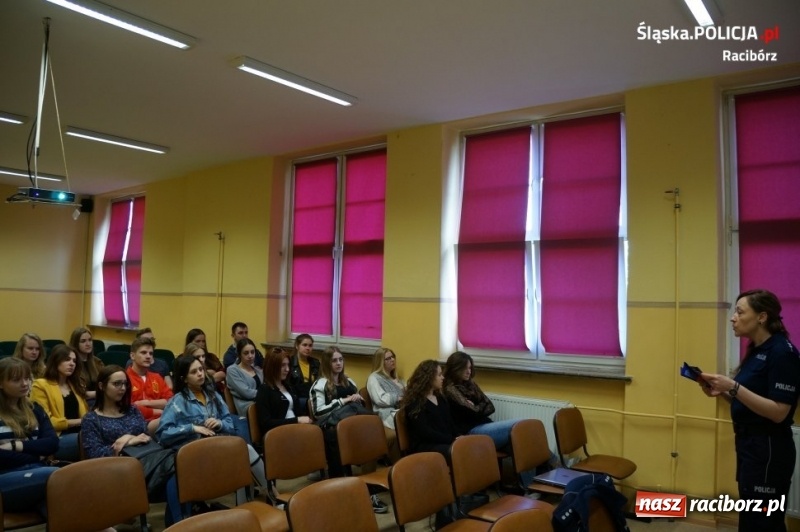 Zdjęcie w galerii na portalu naszraciborz.pl: O handlu ludźmi i zagrożeniach terrorystycznych. Policyjna pogadanka w CKZiU numer 1 wiadomości z regionu