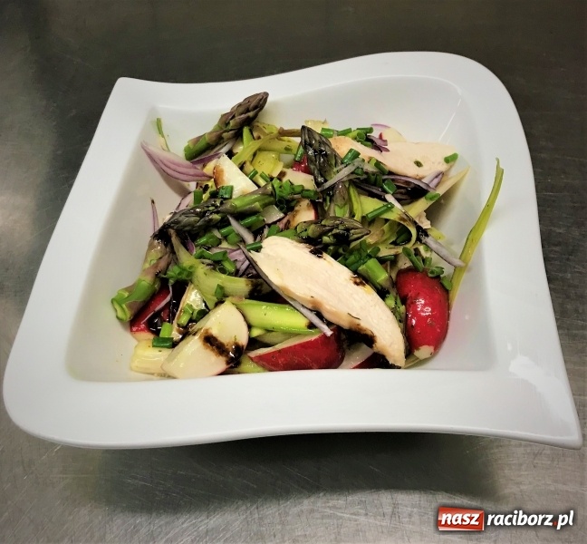 Zdjęcie w galerii na portalu naszraciborz.pl:  Sałatka z grillem w tle  wiadomości z regionu