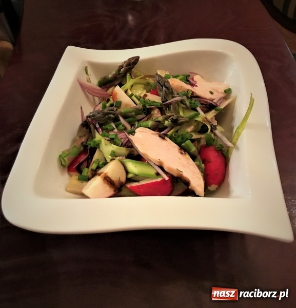 Zdjęcie w galerii na portalu naszraciborz.pl:  Sałatka z grillem w tle  wiadomości z regionu