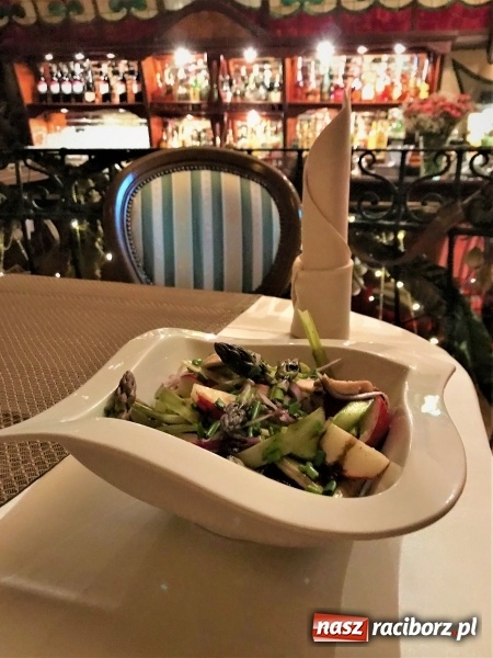 Zdjęcie w galerii na portalu naszraciborz.pl:  Sałatka z grillem w tle  wiadomości z regionu