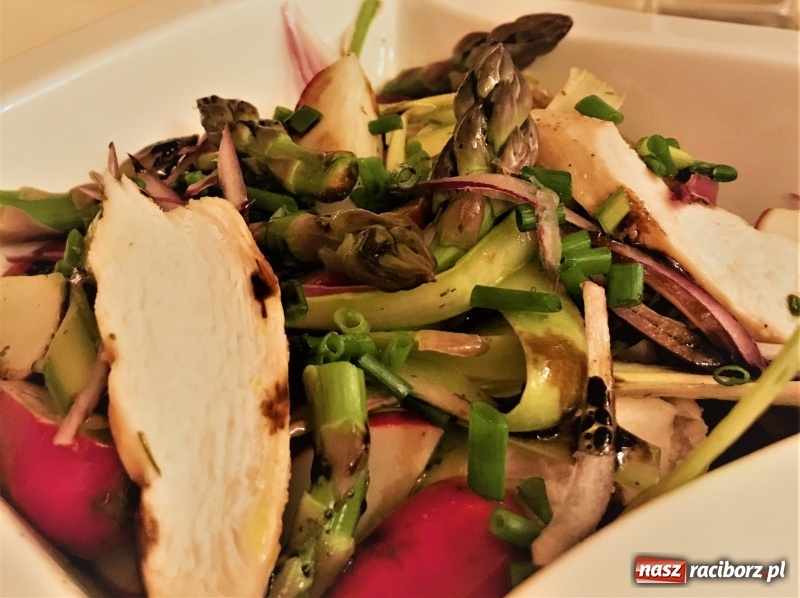 Zdjęcie w galerii na portalu naszraciborz.pl:  Sałatka z grillem w tle  wiadomości z regionu