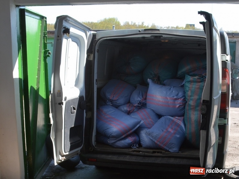 Zdjęcie w galerii na portalu naszraciborz.pl: W samochodzie osobowym przewoził ponad tonę nielegalnej krajanki tytoniowej wiadomości z regionu