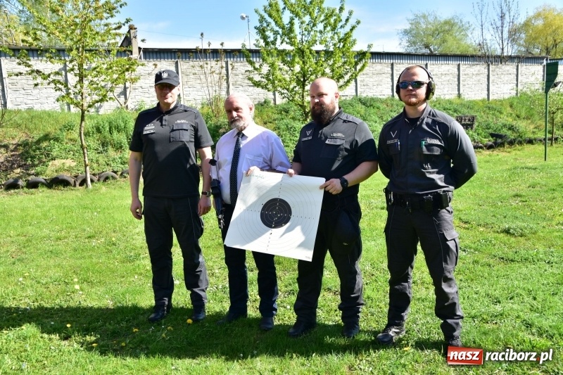 Zdjęcie w galerii na portalu naszraciborz.pl: Turniej strzelecki o puchar Dyrektora Zakładu Karnego w Raciborzu. Starosta lepszy od komendantów [FOTO i WIDEO] wiadomości z regionu