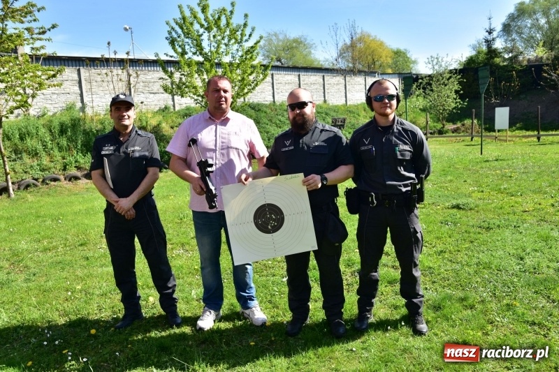 Zdjęcie w galerii na portalu naszraciborz.pl: Turniej strzelecki o puchar Dyrektora Zakładu Karnego w Raciborzu. Starosta lepszy od komendantów [FOTO i WIDEO] wiadomości z regionu