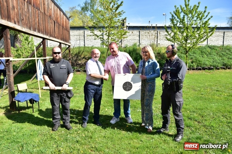 Zdjęcie w galerii na portalu naszraciborz.pl: Turniej strzelecki o puchar Dyrektora Zakładu Karnego w Raciborzu. Starosta lepszy od komendantów [FOTO i WIDEO] wiadomości z regionu