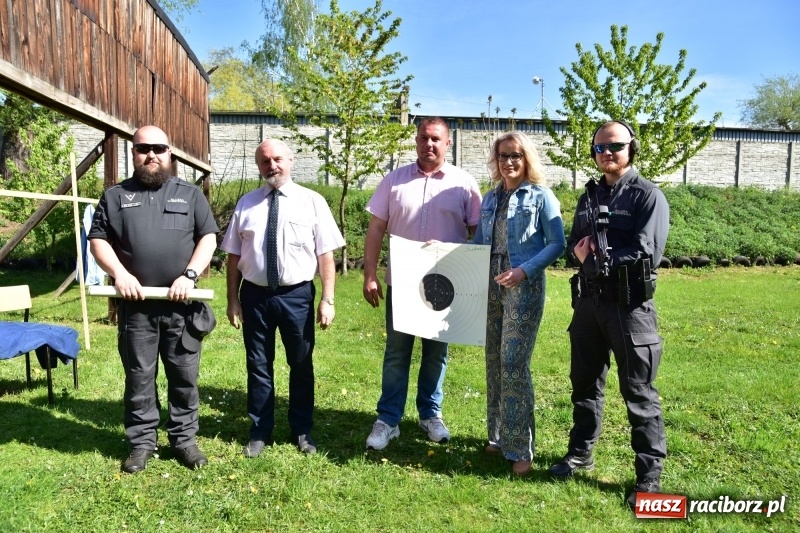 Zdjęcie w galerii na portalu naszraciborz.pl: Turniej strzelecki o puchar Dyrektora Zakładu Karnego w Raciborzu. Starosta lepszy od komendantów [FOTO i WIDEO] wiadomości z regionu