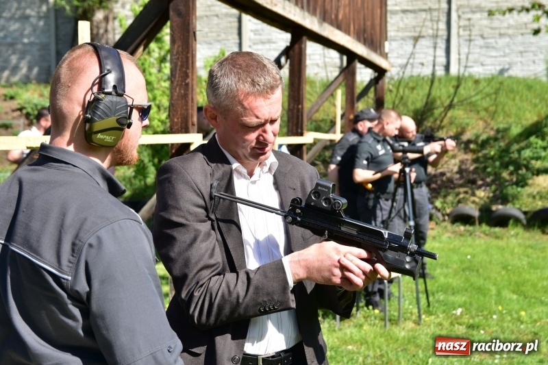 Zdjęcie w galerii na portalu naszraciborz.pl: Turniej strzelecki o puchar Dyrektora Zakładu Karnego w Raciborzu. Starosta lepszy od komendantów [FOTO i WIDEO] wiadomości z regionu