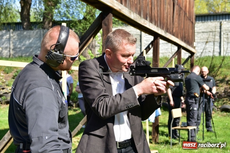Zdjęcie w galerii na portalu naszraciborz.pl: Turniej strzelecki o puchar Dyrektora Zakładu Karnego w Raciborzu. Starosta lepszy od komendantów [FOTO i WIDEO] wiadomości z regionu