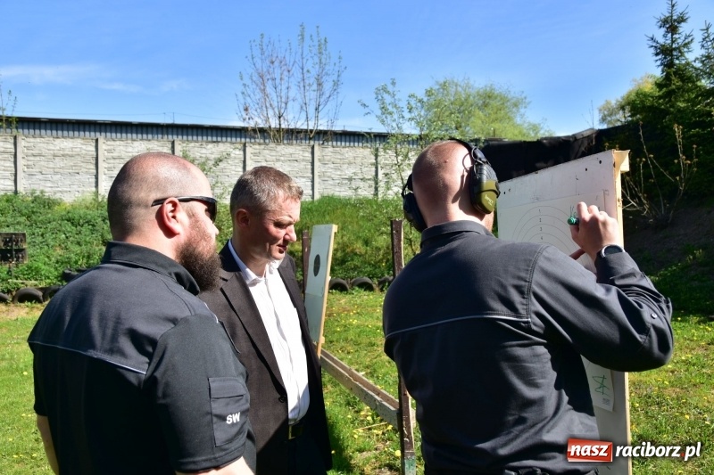 Zdjęcie w galerii na portalu naszraciborz.pl: Turniej strzelecki o puchar Dyrektora Zakładu Karnego w Raciborzu. Starosta lepszy od komendantów [FOTO i WIDEO] wiadomości z regionu