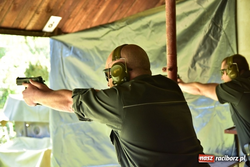 Zdjęcie w galerii na portalu naszraciborz.pl: Turniej strzelecki o puchar Dyrektora Zakładu Karnego w Raciborzu. Starosta lepszy od komendantów [FOTO i WIDEO] wiadomości z regionu