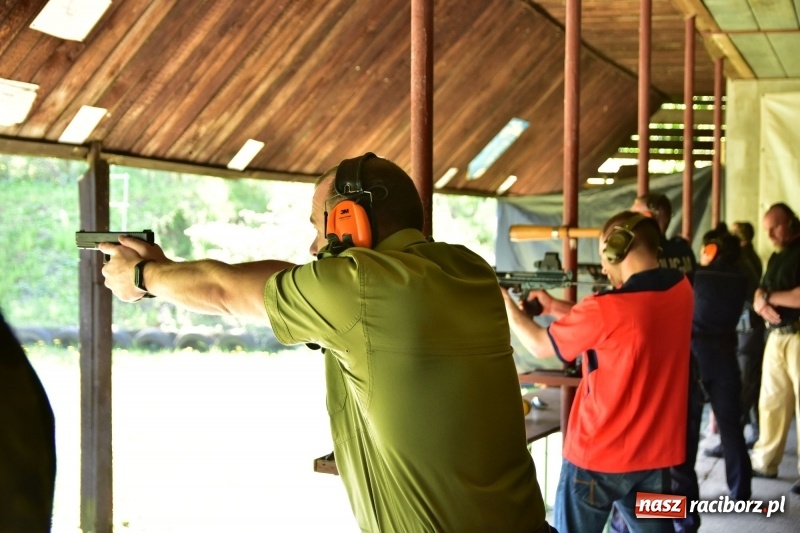 Zdjęcie w galerii na portalu naszraciborz.pl: Turniej strzelecki o puchar Dyrektora Zakładu Karnego w Raciborzu. Starosta lepszy od komendantów [FOTO i WIDEO] wiadomości z regionu
