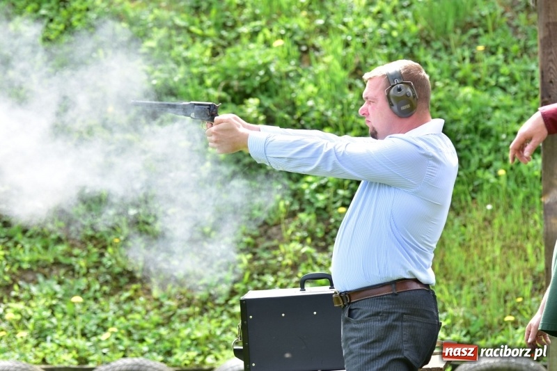 Zdjęcie w galerii na portalu naszraciborz.pl: Turniej strzelecki o puchar Dyrektora Zakładu Karnego w Raciborzu. Starosta lepszy od komendantów [FOTO i WIDEO] wiadomości z regionu