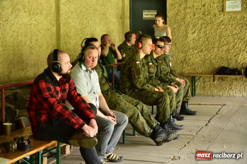 Zdjęcie w galerii na portalu naszraciborz.pl: Turniej strzelecki o puchar Dyrektora Zakładu Karnego w Raciborzu. Starosta lepszy od komendantów [FOTO i WIDEO] wiadomości z regionu