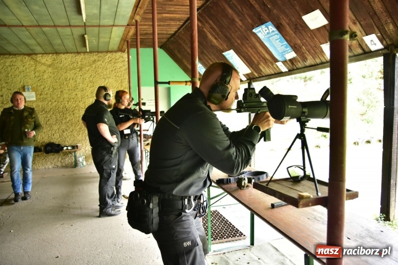 Zdjęcie w galerii na portalu naszraciborz.pl: Turniej strzelecki o puchar Dyrektora Zakładu Karnego w Raciborzu. Starosta lepszy od komendantów [FOTO i WIDEO] wiadomości z regionu
