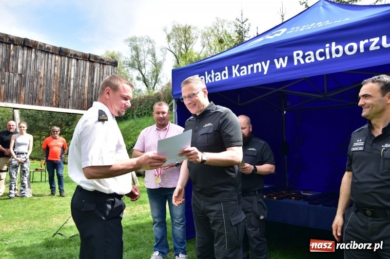 Zdjęcie w galerii na portalu naszraciborz.pl: Turniej strzelecki o puchar Dyrektora Zakładu Karnego w Raciborzu. Starosta lepszy od komendantów [FOTO i WIDEO] wiadomości z regionu
