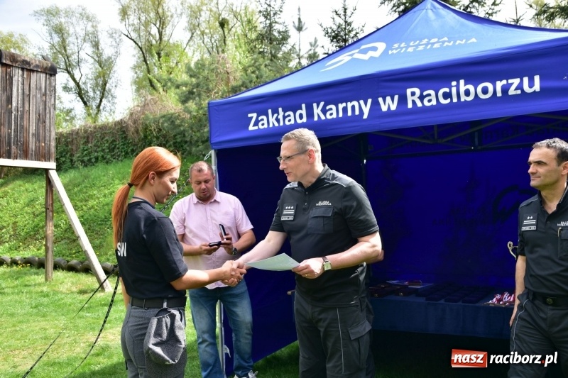 Zdjęcie w galerii na portalu naszraciborz.pl: Turniej strzelecki o puchar Dyrektora Zakładu Karnego w Raciborzu. Starosta lepszy od komendantów [FOTO i WIDEO] wiadomości z regionu