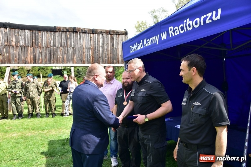 Zdjęcie w galerii na portalu naszraciborz.pl: Turniej strzelecki o puchar Dyrektora Zakładu Karnego w Raciborzu. Starosta lepszy od komendantów [FOTO i WIDEO] wiadomości z regionu