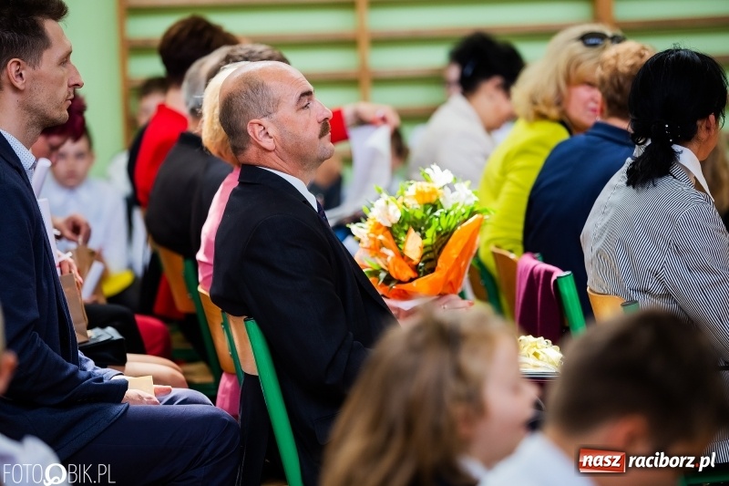Zdjęcie w galerii na portalu naszraciborz.pl: Szkoła w Borucinie ma 120 lat i nowy sztandar  wiadomości z regionu
