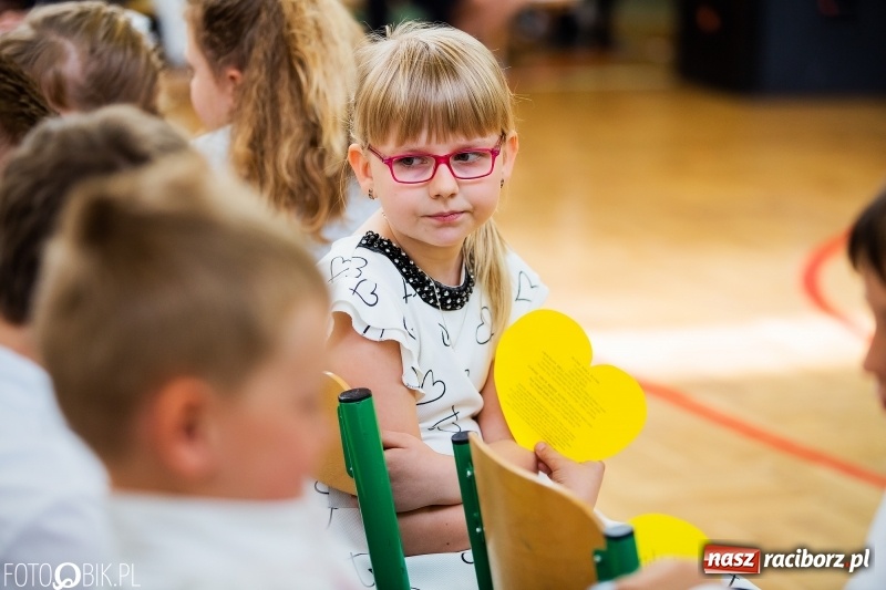 Zdjęcie w galerii na portalu naszraciborz.pl: Szkoła w Borucinie ma 120 lat i nowy sztandar  wiadomości z regionu