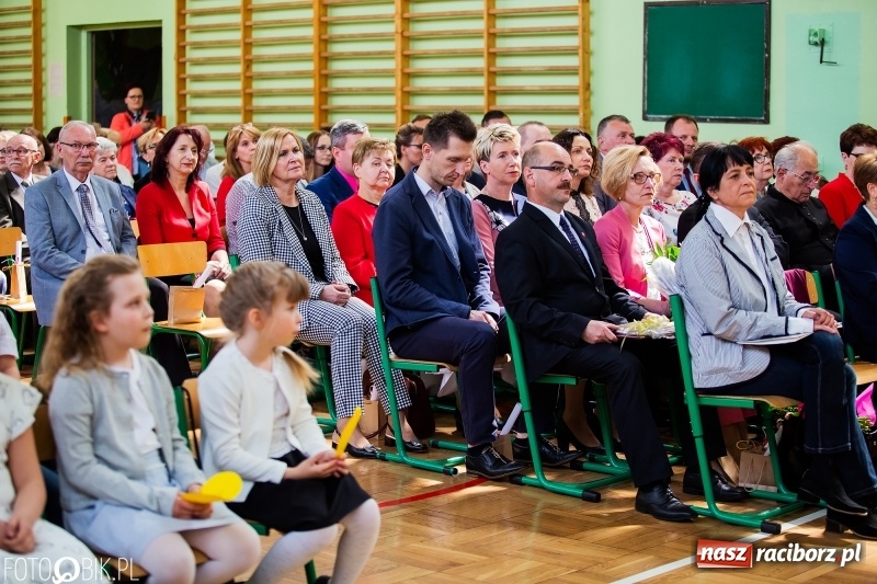 Zdjęcie w galerii na portalu naszraciborz.pl: Szkoła w Borucinie ma 120 lat i nowy sztandar  wiadomości z regionu
