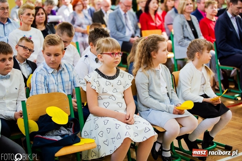 Zdjęcie w galerii na portalu naszraciborz.pl: Szkoła w Borucinie ma 120 lat i nowy sztandar  wiadomości z regionu