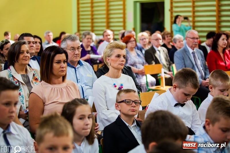 Zdjęcie w galerii na portalu naszraciborz.pl: Szkoła w Borucinie ma 120 lat i nowy sztandar  wiadomości z regionu
