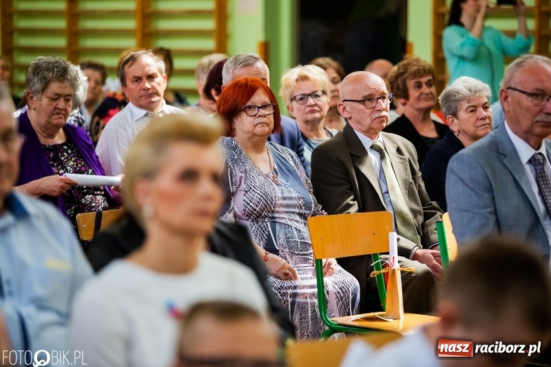 Zdjęcie w galerii na portalu naszraciborz.pl: Szkoła w Borucinie ma 120 lat i nowy sztandar  wiadomości z regionu