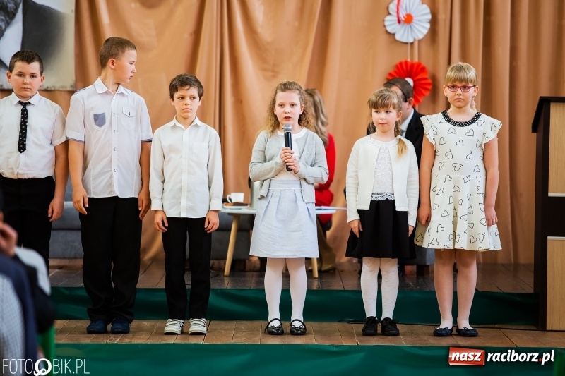 Zdjęcie w galerii na portalu naszraciborz.pl: Szkoła w Borucinie ma 120 lat i nowy sztandar  wiadomości z regionu