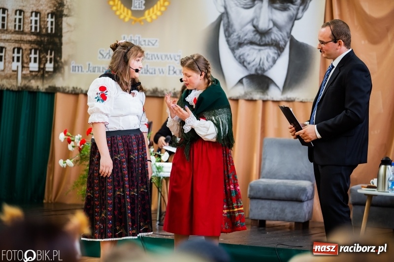 Zdjęcie w galerii na portalu naszraciborz.pl: Szkoła w Borucinie ma 120 lat i nowy sztandar  wiadomości z regionu