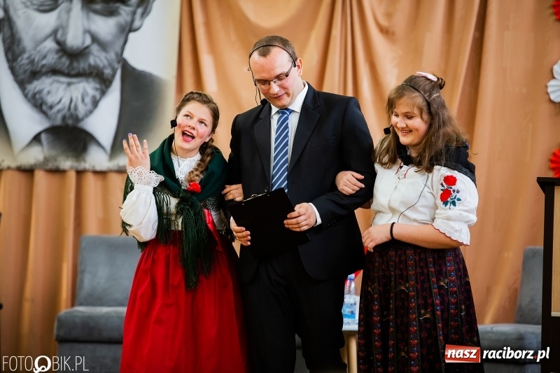 Zdjęcie w galerii na portalu naszraciborz.pl: Szkoła w Borucinie ma 120 lat i nowy sztandar  wiadomości z regionu