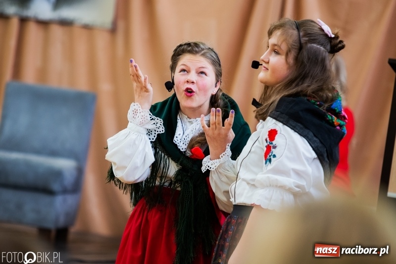 Zdjęcie w galerii na portalu naszraciborz.pl: Szkoła w Borucinie ma 120 lat i nowy sztandar  wiadomości z regionu