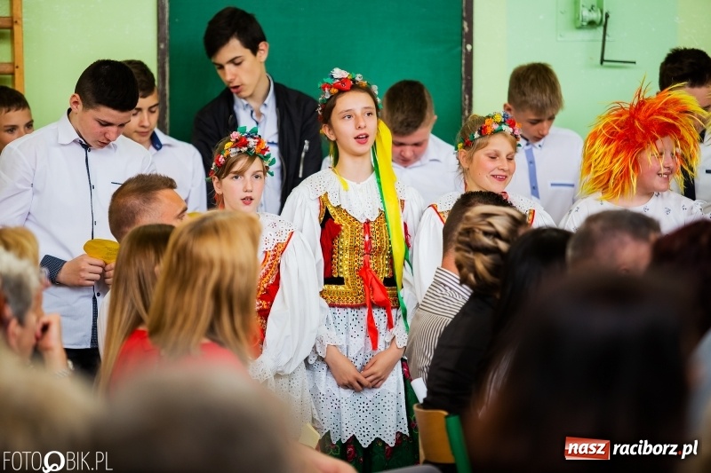 Zdjęcie w galerii na portalu naszraciborz.pl: Szkoła w Borucinie ma 120 lat i nowy sztandar  wiadomości z regionu